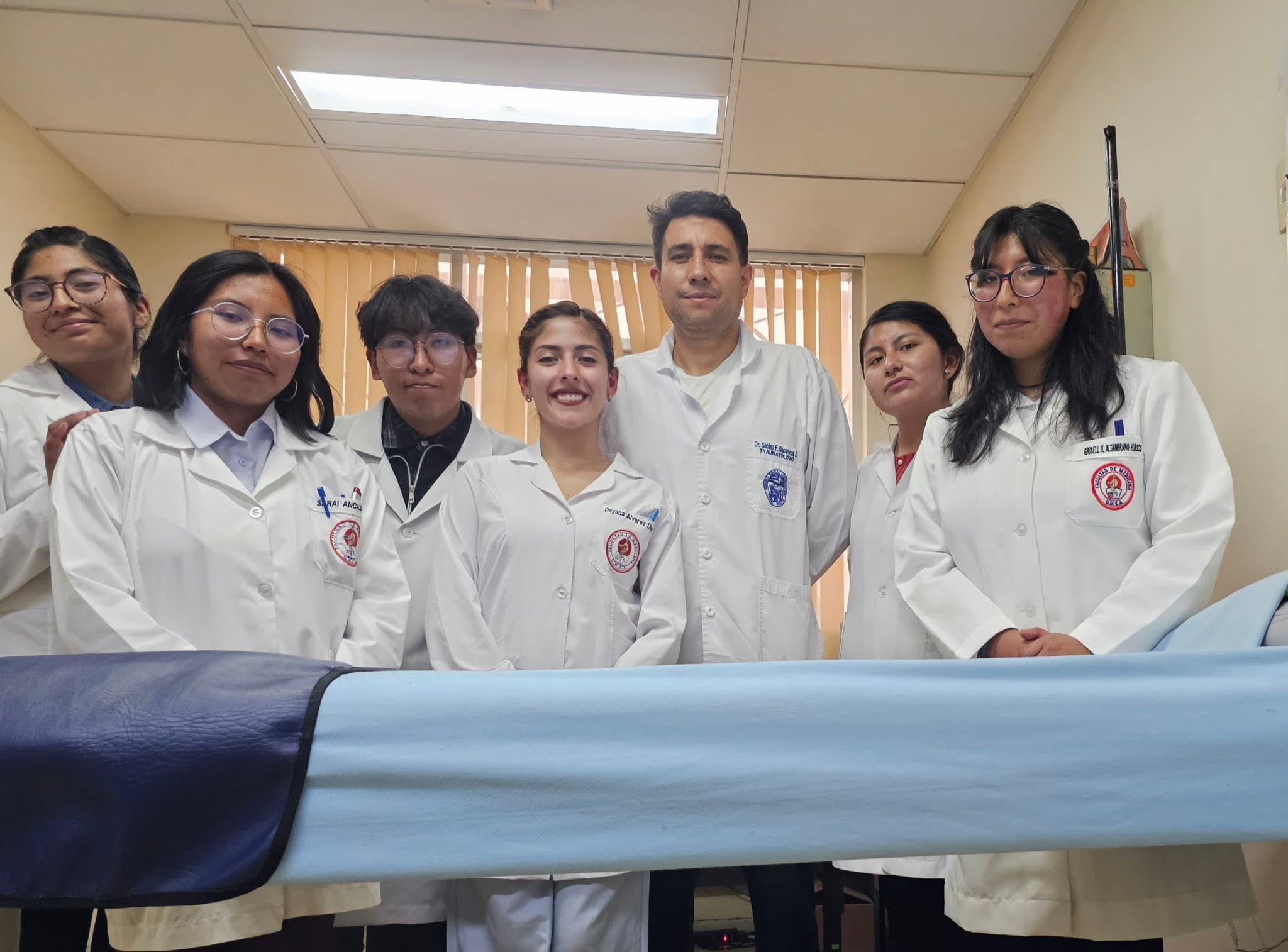 Dr. Bacarreza con estudiantes de medicina