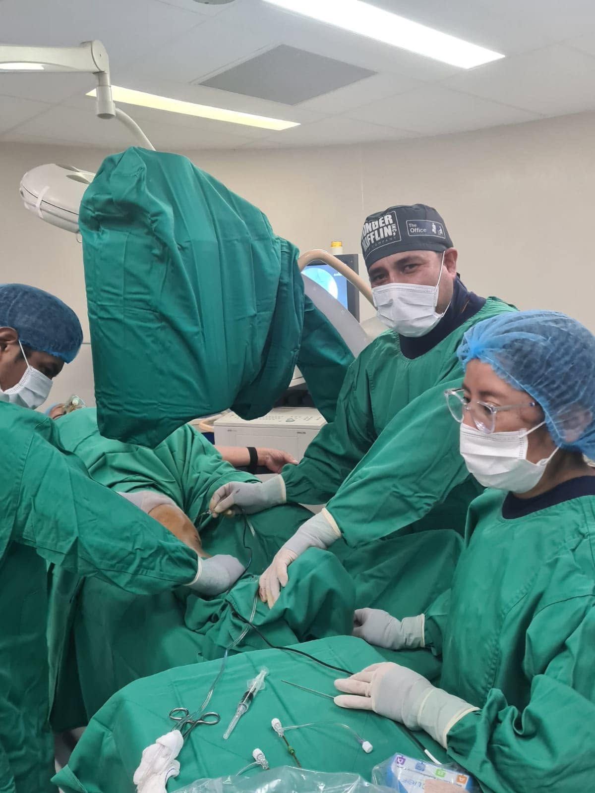Dr. Bacarreza en quirófano durante una cirugía artroscópica